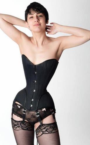 German woman  flaunts 16-inch  waist which she  achieved by  wearing corsets  for 3 years